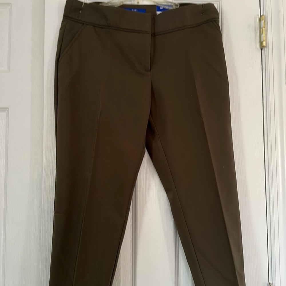 Woman’s Mid Rise, Capris